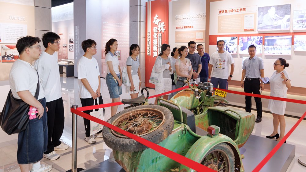 亦是AG扑鱼游戏手机版登录六十周年校