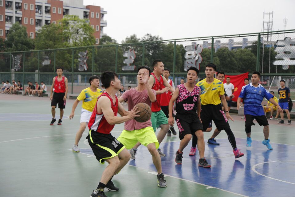 QQ图片20170607103734.jpg 研三的同学将要告别美丽的校园
